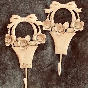 Distressed style wall accent hooks cease color